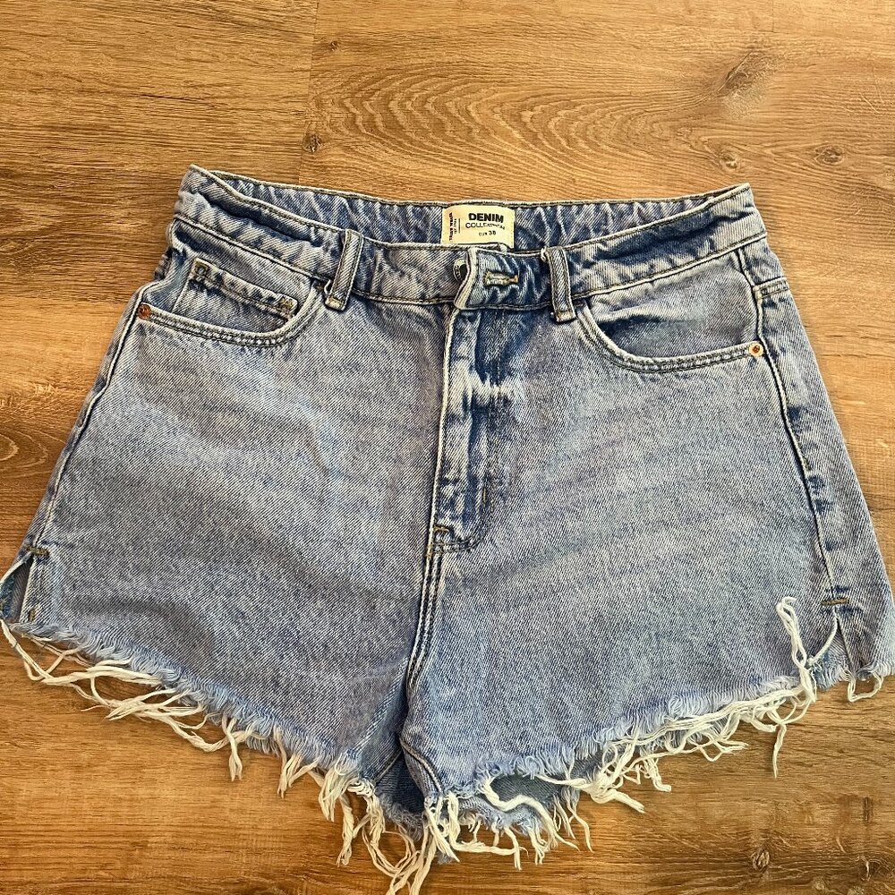 Vintage Distressed Denim Light Wash Jean Shorts S/M
